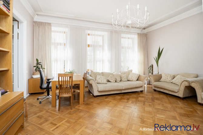 Tiek piedāvāts mājīgs un plašs trīs istabu dzīvoklis pilsētas centrā. Mājoklis sastāv no Rīga - foto 8