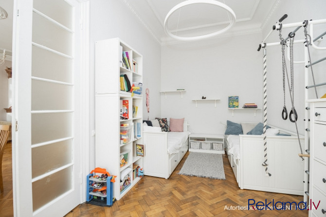 Tiek piedāvāts mājīgs un plašs trīs istabu dzīvoklis pilsētas centrā. Mājoklis sastāv no Rīga - foto 10