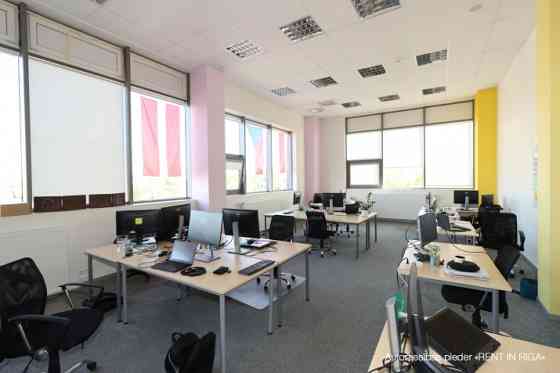 Gaišas un plašas biroja telpas.  Plānojums - 2 lielākās darba telpas (67 un 69 m2), 3 mazākas (12 -  Rīga