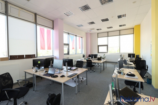 Gaišas un plašas biroja telpas.  Plānojums - 2 lielākās darba telpas (67 un 69 m2), 3 mazākas Rīga - foto 1