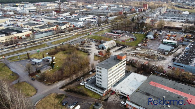 Tiek pārdota 7 stāvu administratīvā ēka ar kopējo platību 3273 m2. Zeme 3485 m2. Daļā no Rīga - foto 1