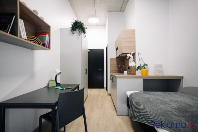 Piedāvājumā studio tipa dzīvoklis īrei, ar personīgo vannas istabu, un kompaktu virtuvīti. Rīga - foto 7