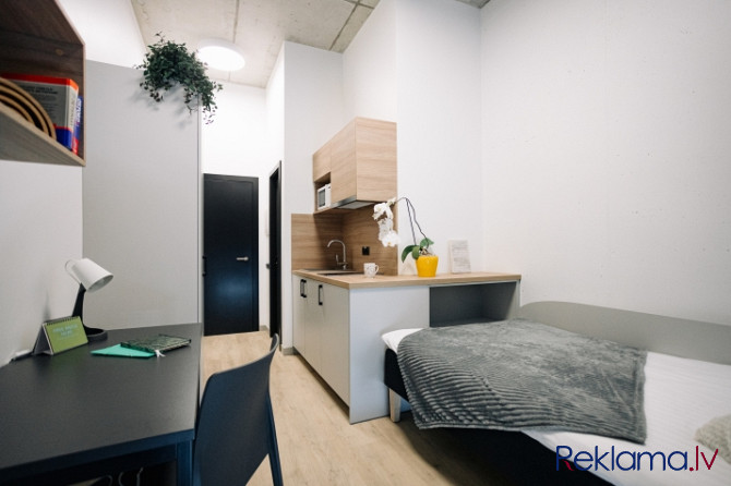Piedāvājumā studio tipa dzīvoklis īrei, ar personīgo vannas istabu, un kompaktu virtuvīti. Rīga - foto 6