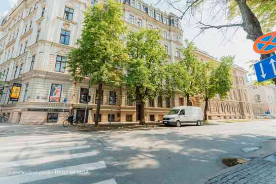Перекресток улиц Citadeles и Muitas с входом с улицы Citadeles.  Здание на 6 этаже с лифтом. Rīga