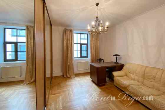 Продается тихая двухкомнатная квартира в самом центре Риги, с окнами в ухоженный Рига
