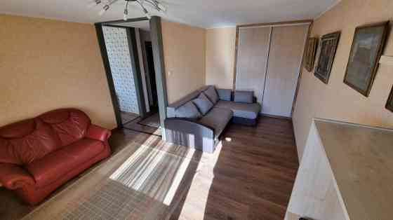Tiek pārdots mēbelēts, silts un saulains dzīvoklis. Dzīvoklis sastāv no vienas izolētās istabas, vir Salaspils