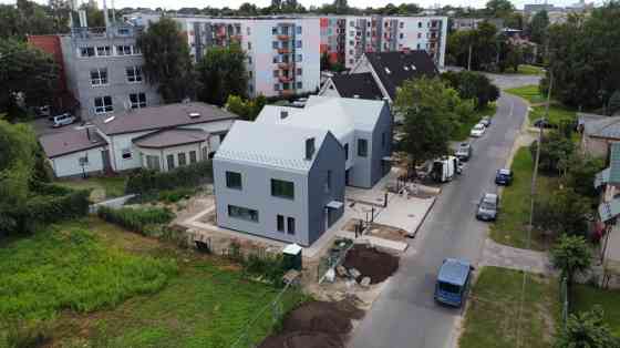 Tiek pārdota ekskluzīva pilsētas māja.  Dvīņu mājas platība sastāv no  1. stāvs: Plaša viesistaba ar Rīga