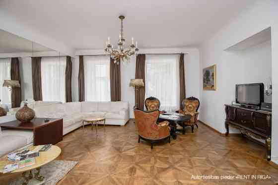Продается шикарная 7-комнатная квартира в Старой Риге, на улице Аldaru. В стоимость Rīga