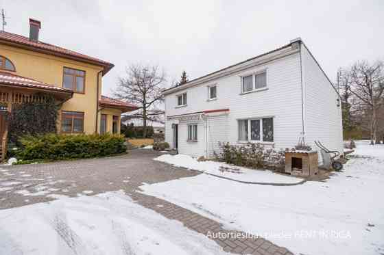 Продаются два замечательных дома с прудом в Елгаве.  Территория состоит из двух Jelgava un Jelgavas novads