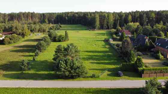 1,63ha zemes gabals Pierīgā, lieliski piemērots neliela lauku īpašuma izveidošanai. Šis zemes gabals Rīgas rajons