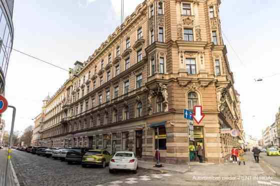 Продаются торговые помещения с арендатором.  Состав имущества:  1-й этаж размещены Rīga