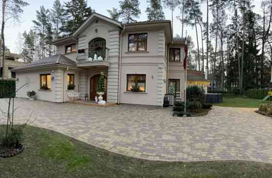 Дом в центре города Юрмала. Общая площадь 365 м2. Дом находится в парковой зоне. До Rīga