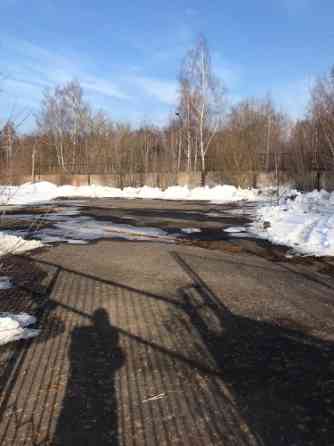 Iznomajam asfaltētu laukumu Dzintars rūpnīcas teritorijā. Zemes gables norobežots ar betona žogu un  Рига