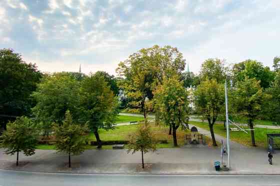 Представительская квартира в центре города. Окно выходит на парк Рижского канала Rīga
