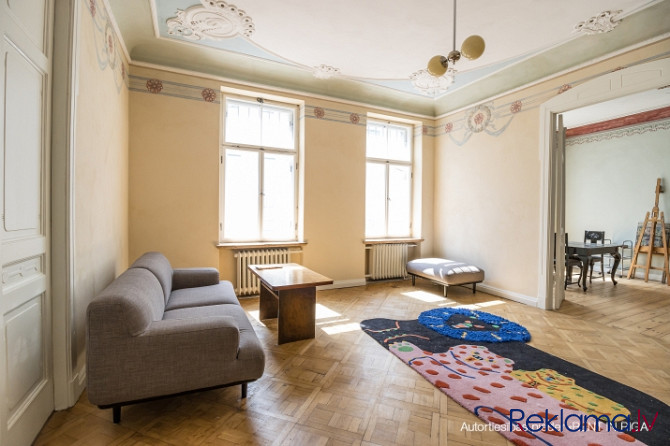 Elegants un rūpīgi atjaunots dzīvoklis Rīgas vēsturiskajā centrā.  Tas atrodas Lāčplēša Rīga - foto 1