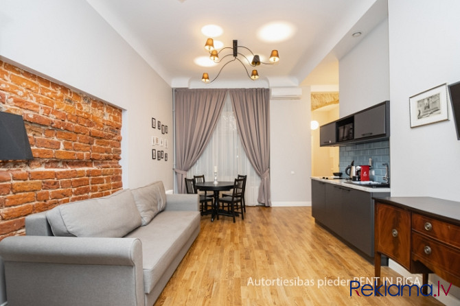 Tiek izīrēti gaumīgi iekārtoti, pinībā aprīkoti apartamenti Vecrīgā.  Apartamentos ir Rīga - foto 19