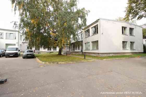 Administratīva divstāvu ēkā Purvciemā.  Kopējā ēkas platība 2024,3 m2. Kopējā iznomājamā platība 156 Rīga
