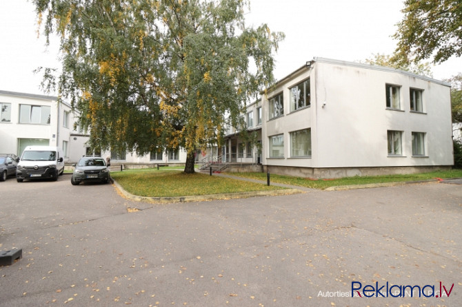 Administratīva divstāvu ēkā Purvciemā.  Kopējā ēkas platība 2024,3 m2. Kopējā Rīga - foto 1