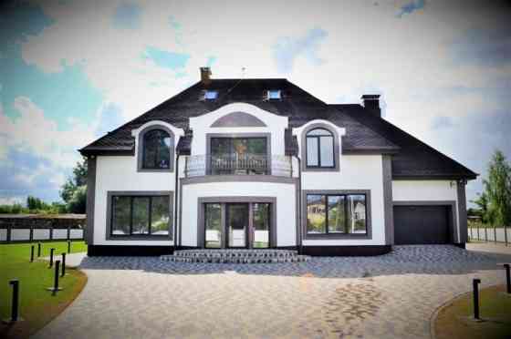 Продается трехэтажный красивый недостроенный дом в Елгаве  На первом этаже Jelgava un Jelgavas novads