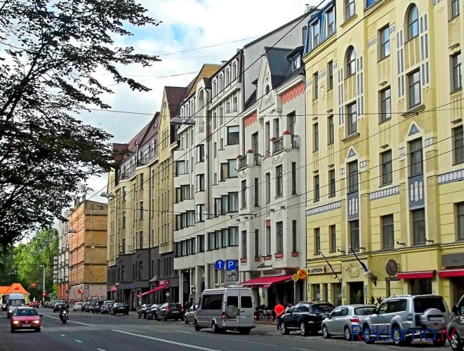 Māja pēc pilnīgas rekonstrukcijas. Daļu no mājas aizņem viesnīca ar savu vestibilu, Rīga - foto 6