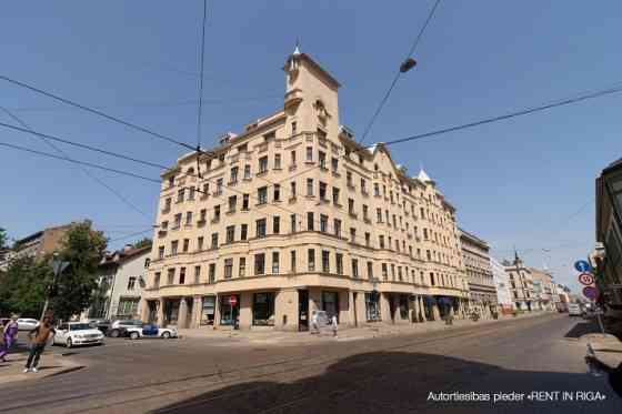 Коммерческое помещение с панорамными окнами находится в центральной части Rīga