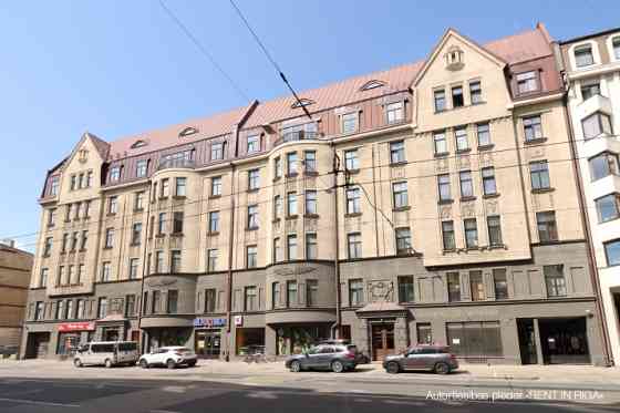 Продается просторная 4-комнатная квартира в полностью отреставрированном доме в Рига