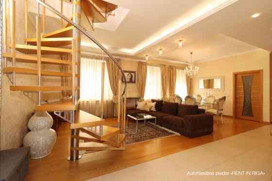 Продается просторная 4-комнатная квартира в полностью отреставрированном доме в Рига