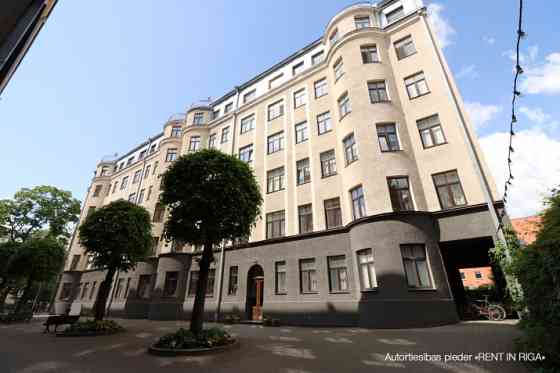 Продается просторная 4-комнатная квартира в полностью отреставрированном доме в Rīga