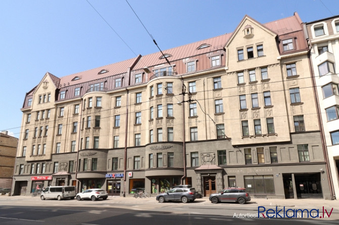 Продается просторная 4-комнатная квартира в полностью отреставрированном доме в Рига - изображение 1
