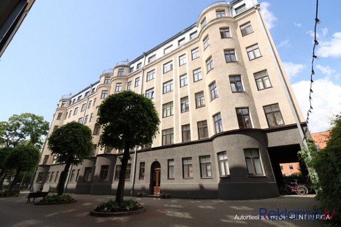 Продается просторная 4-комнатная квартира в полностью отреставрированном доме в Рига - изображение 3