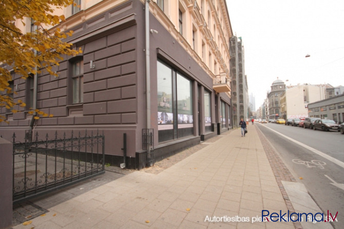 Iznomā komerctelpas Rīgas centrā. Telpas atrodas pilnībā renovētā ēkā ar ļoti teicīgu Rīga - foto 2