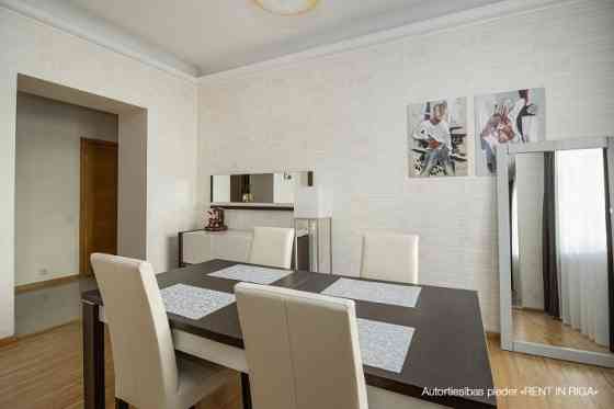 В тихом центре продаётся просторная, меблированная  трёх(четырёх) комнатная Rīga