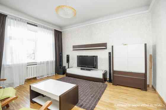 В тихом центре продаётся просторная, меблированная  трёх(четырёх) комнатная Rīga