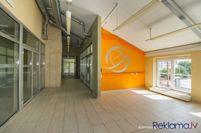 Plašs, gaišs birojs ar 74 m2 lielu terasi. Kopējā biroja platība ar terasi 354.4 m2.  + augsti gries Рига - изображение 7