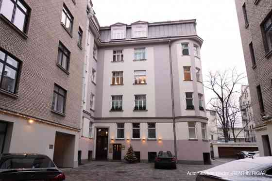 Ilgtermiņa nomai tiek piedāvāts plašs mansarda birojs Rīgas centrā ar burvīgu priekšrocību, 64 m2 pl Rīga