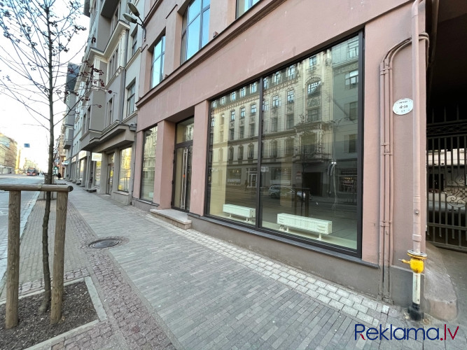 Telpas ar plašiem vitrīnas logiem uz aktīvās Kr. Barona ielas.  + Ventilācija, Rīga - foto 10