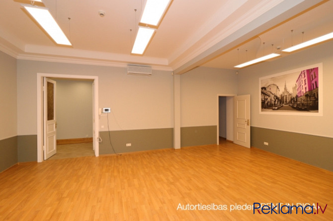 Piedāvājam īrēt plašas telpas ar dzīvoklī kopā pilsētas centrā. + platība sastāv no 2 Rīga - foto 8