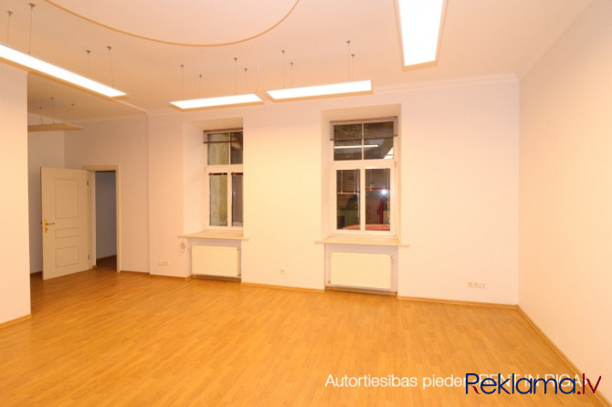 Piedāvājam īrēt plašas telpas ar dzīvoklī kopā pilsētas centrā. + platība sastāv no 2 Rīga - foto 9