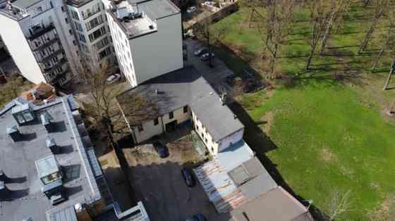 Divas kvalitatīvas ēkas ar zemi.  Īpašuma sastāvs: 1) Zemes gabals : 1274 m2; 2) Fasādes biroju ēka  Rīga