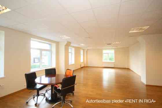 Birojs kvalitatīvi renovētā ēkā  + Platība sastāv no vienas plašas 105m2 lielas Open telpas, kā arī  Рига