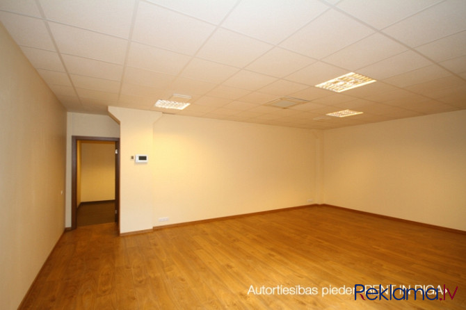 Birojs kvalitatīvi renovētā ēkā  + Platība sastāv no vienas plašas 105m2 lielas Open telpas, kā arī  Рига - изображение 5