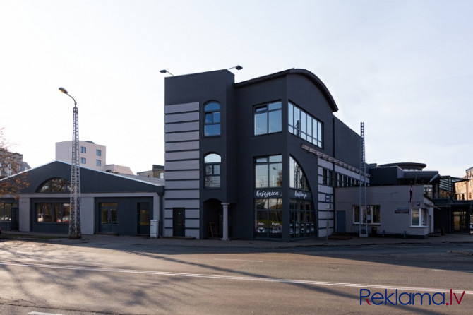 Biroja telpas ar lielu terasi.  Renovēta multifunkcionāla ēka Pētersalas un P.Brieža ielas krustojum Рига - изображение 2