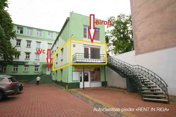 Autonoms birojs ar individuālu ieeju no stāvlaukuma.  Renovēta biroju ēka ar bruģētu un iežogotu ter Rīga