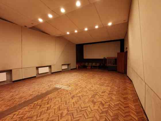 Iespēja nomāt biroja telpas vēsturiskajā Rīgas Kinostudijas ēkā.  Regulāras formas telpa ēkas 2. stā Rīga
