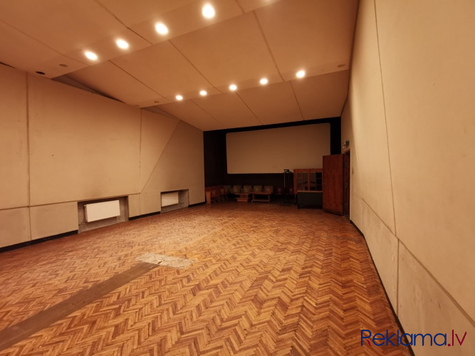 Iespēja nomāt biroja telpas vēsturiskajā Rīgas Kinostudijas ēkā.  Regulāras formas telpa ēkas 2. stā Рига - изображение 6