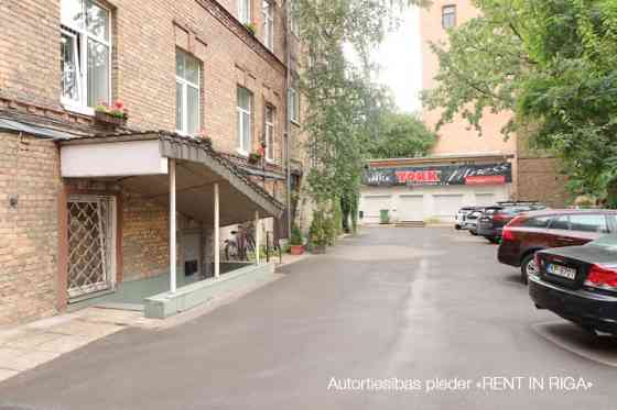 Продается здание в самом центре Риги, на улице А. Чака, 56/2, в закрытом дворе с Rīga
