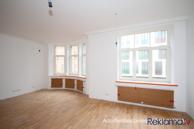 3-istabu dzīvoklis renovētā Jūgendstila Namā!  Jugendstila nami Ernesta Birznieka - Upiša iela 10 un Рига - изображение 1