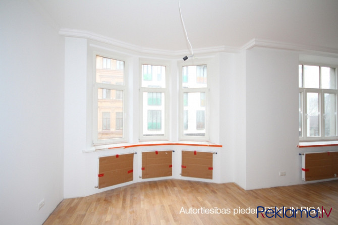 3-istabu dzīvoklis renovētā Jūgendstila Namā!  Jugendstila nami Ernesta Birznieka - Upiša iela 10 un Рига - изображение 2