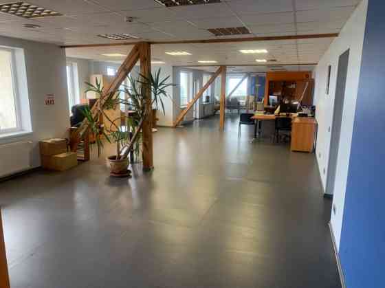 Birojs Sarkandaugavā, renovētā ēkā.  + 7. stāvs. + Platība sastāv no divām atvērtām telpām un wc. +  Rīga