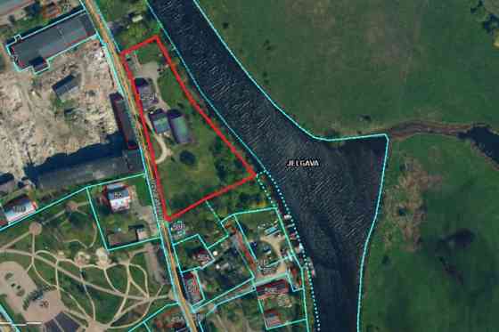 Продается участок земли с историческим зданием с видом на реку Дрикса в Елгаве, с Елгава и Елгавский край